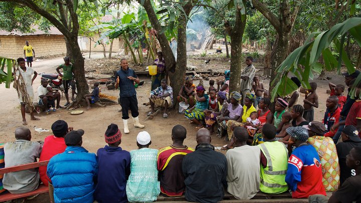 Achmed Sesay, a Namati paralegal, addresses a gathering of villages in Masethele village, Sierra Leone, in 2013